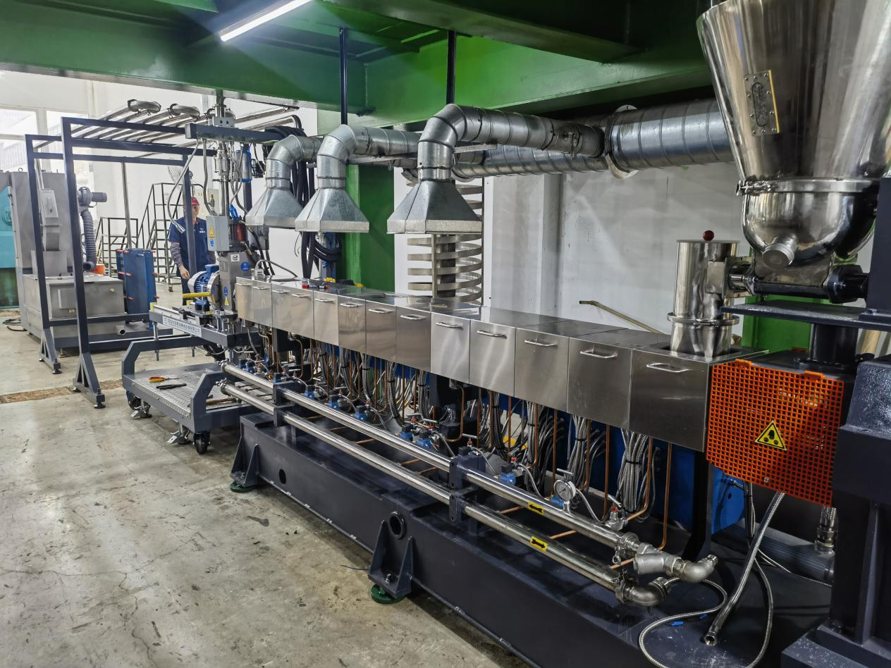 力塑TPE引進雙螺桿擠齣機+水(shui)下(xia)切(qie)生産線自動化設備(bei)