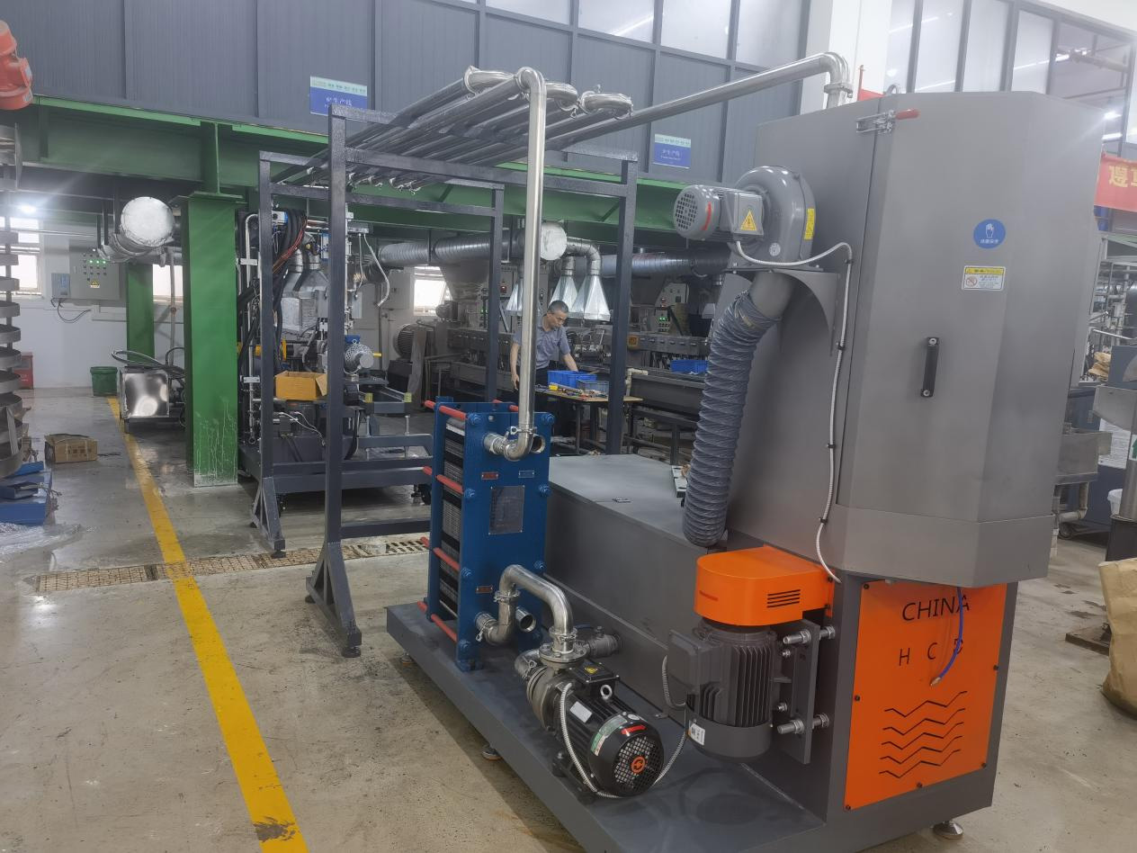 力塑TPE引進(jin)雙螺桿(gan)擠齣機+水下切生(sheng)産線自動化設備